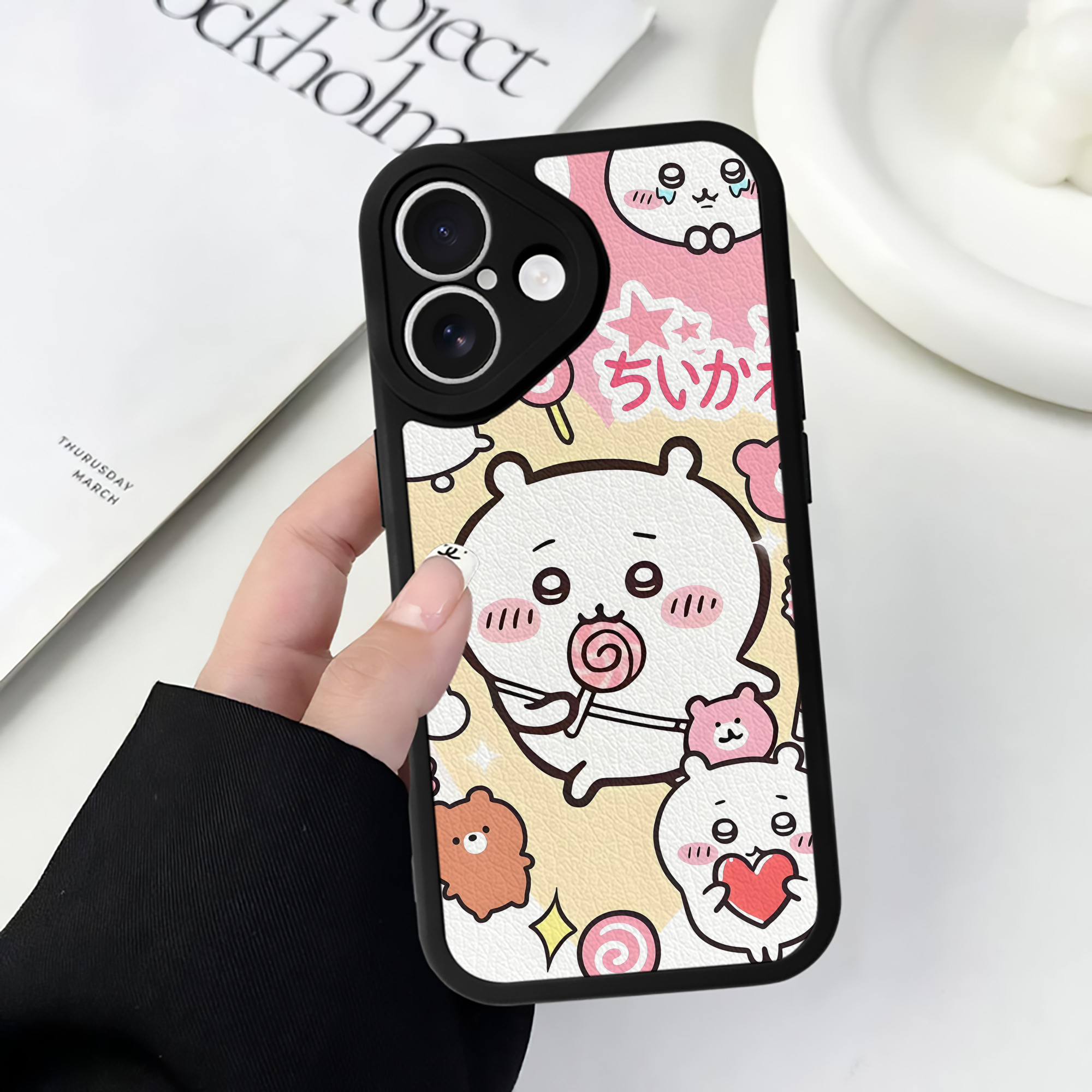（画像用） ちいかわ Chii-kawa 【iPhone 16シリーズ対応】シリコンスマホケース（レザー調） 材質：シリコン